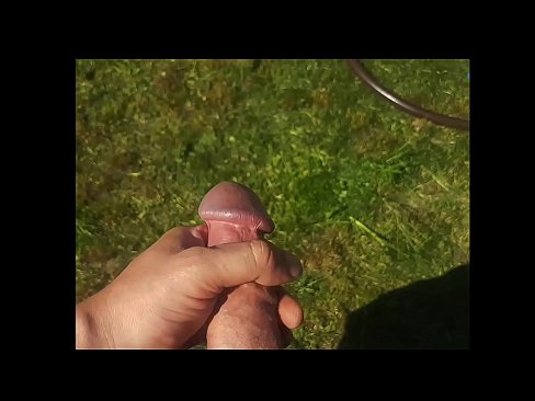 ❤️ Keçika germ di bexçeyek havînê de pisîka xwe ya pembe diqelişe û bi şuştinê dixe. ❤❌ Super porno li ku.redgast4asset.ru